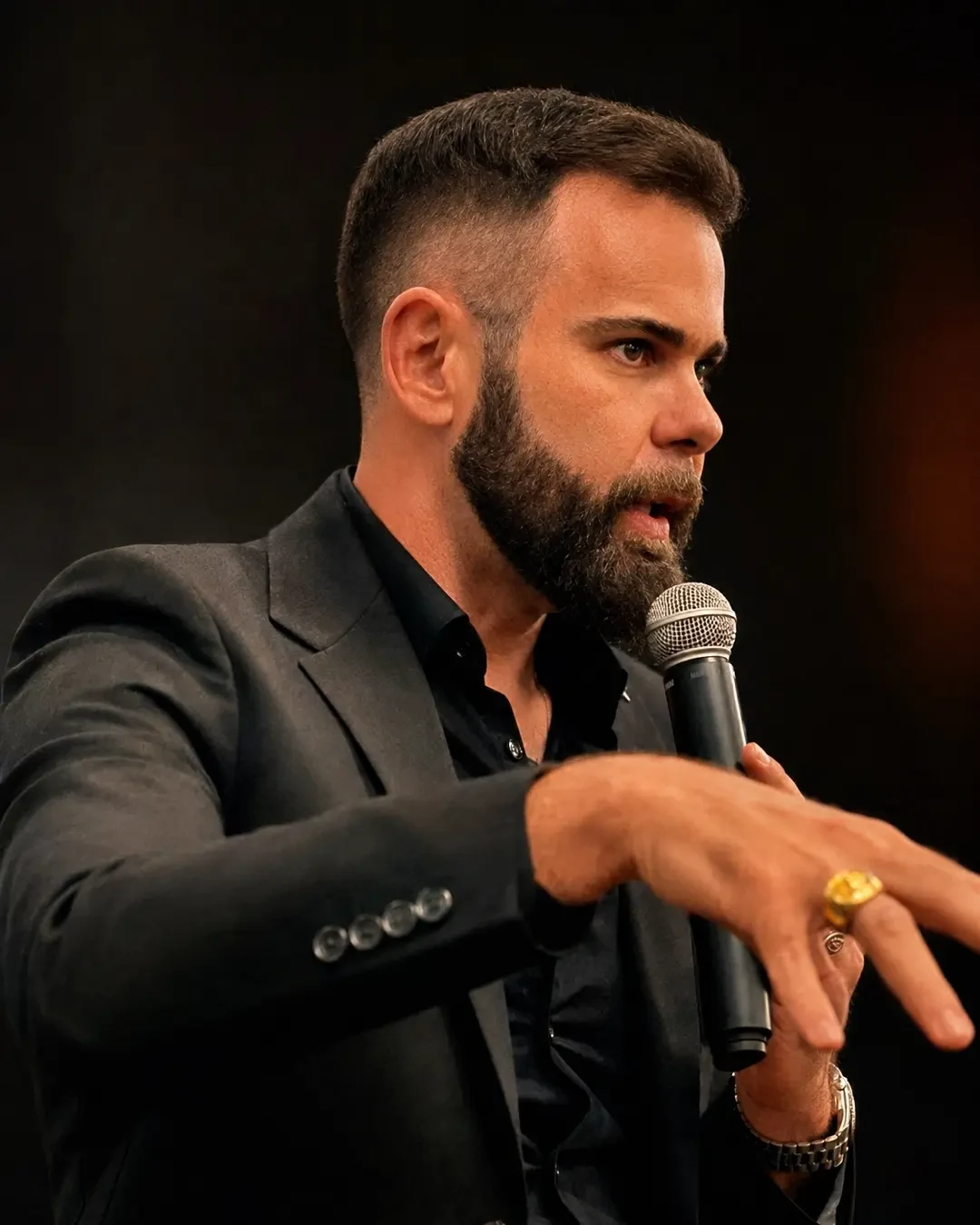 Lucas Atanazio em palco, com microfone